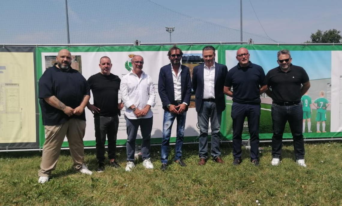 La giunta comunale e i vertici della societ&agrave; Rozzano Calcio.