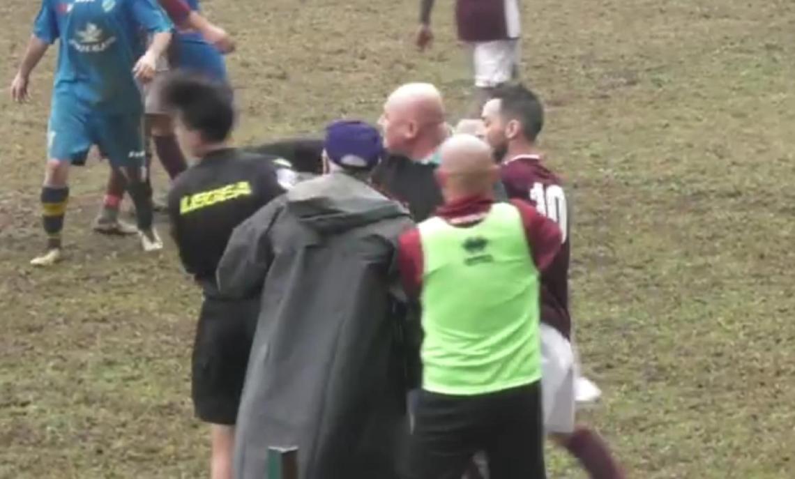 Alosi pugno all'arbitro