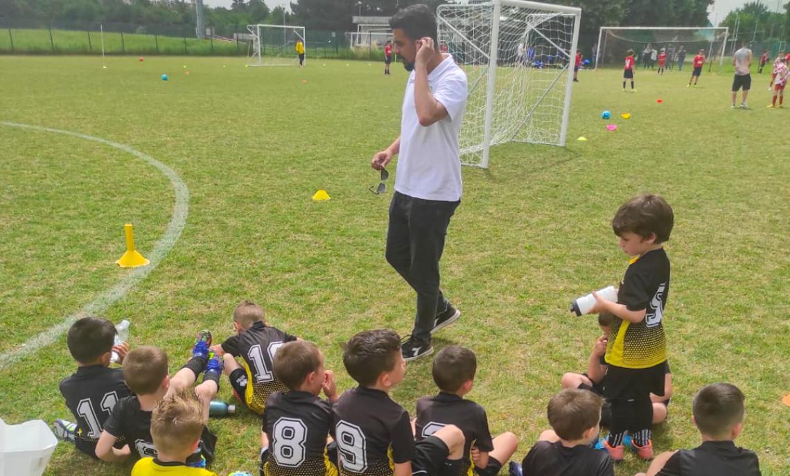 Il responsabile attività di base Simone Gandino insieme ai Piccoli Amici 2014