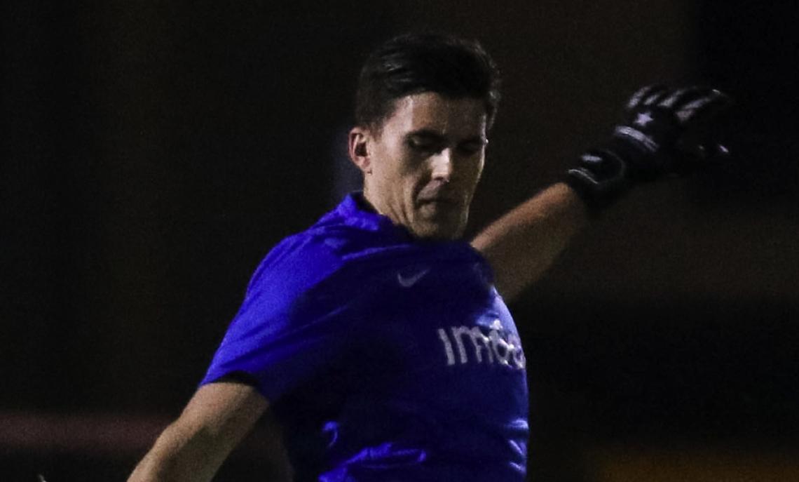 La porta è troppo bassa: clamoroso rinvio