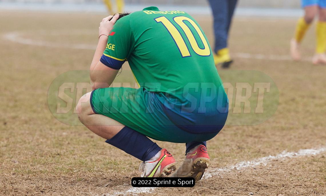 Spinge l'arbitro come un ariete, 7 giornate di squalifica