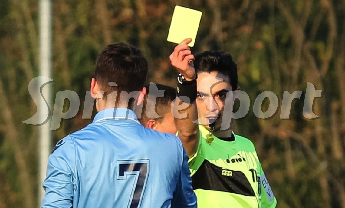 Insulti razzisti, 10 giornate out. La società: «Tutto falso, solo un deplorevole riferimento alla pettinatura»