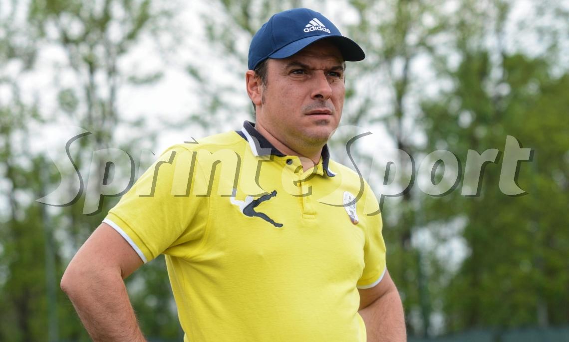 Il tecnico allenerà i rivali e porta con sè il capocannoniere del girone