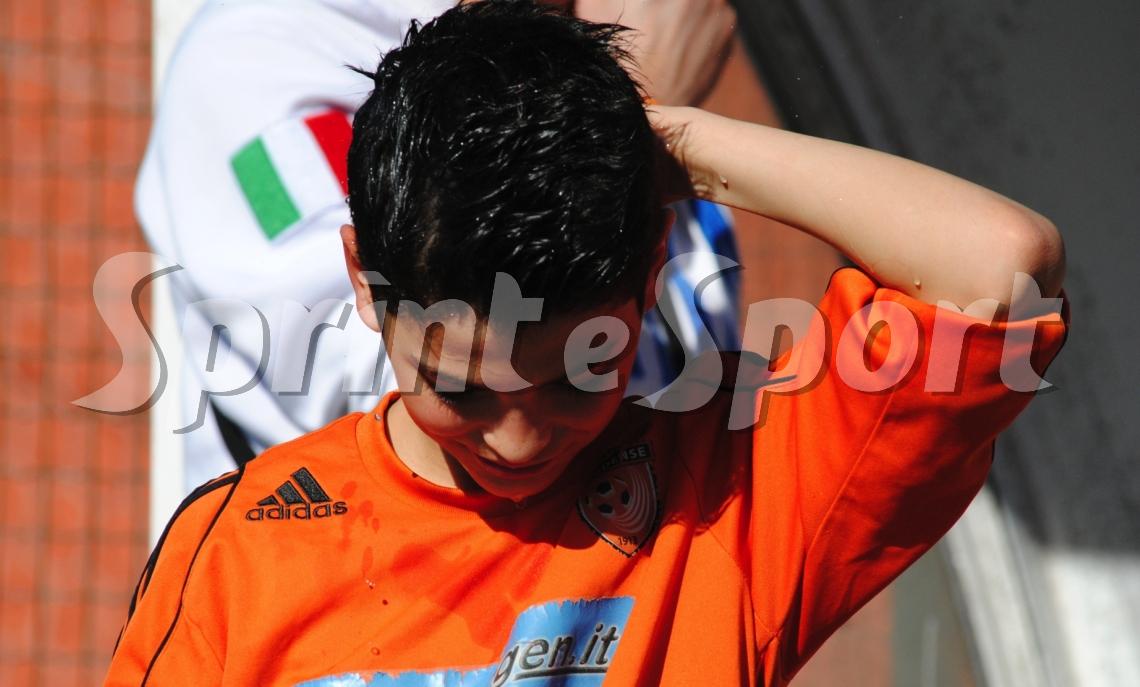 Rivoluzione nel calcio: addio alle rimesse laterali con le mani