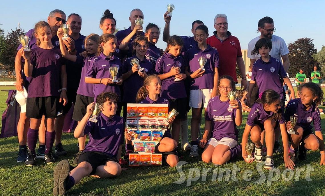 Under 11 femminile della Nuova Usmate insieme ai tecnici pronte per il torneo