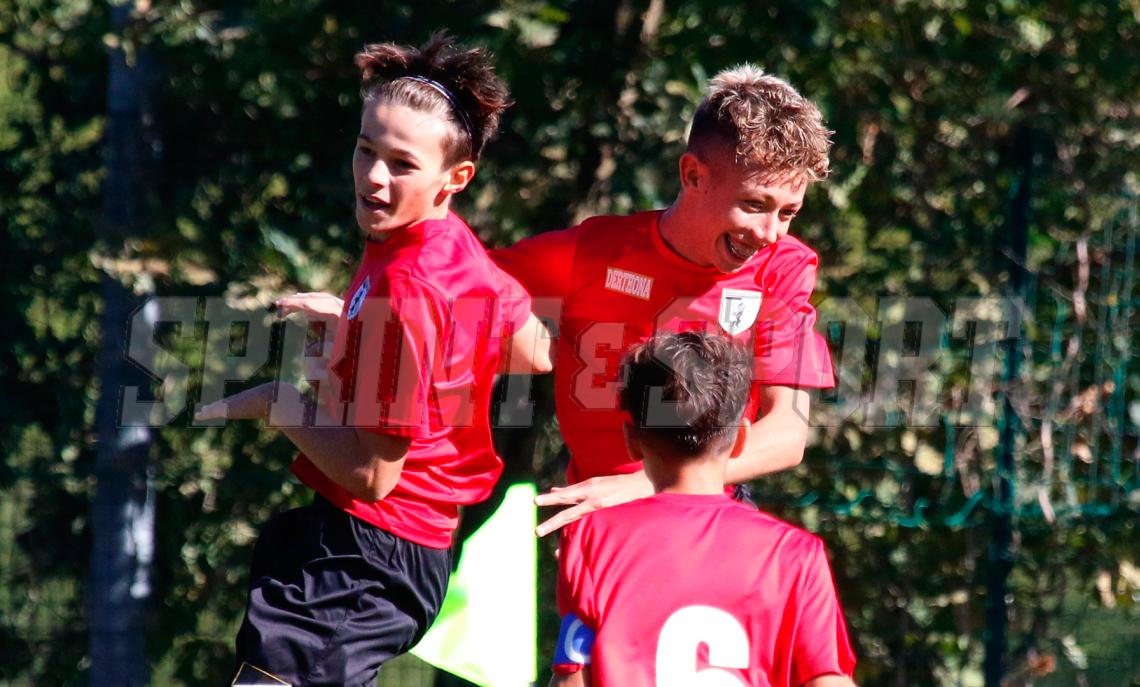 L'esultanza dell'SG Derthona Under 14 nella vittoria sul PSG