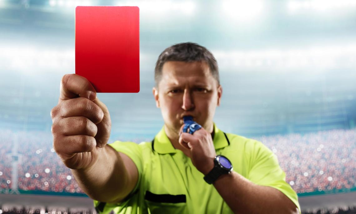 Tira un calcio all'arbitro: maxi-squalifica di 2 anni per un classe 2006