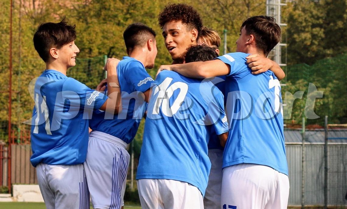 Mohamed Aboelala abbracciato dai compagni, Beppe Viola