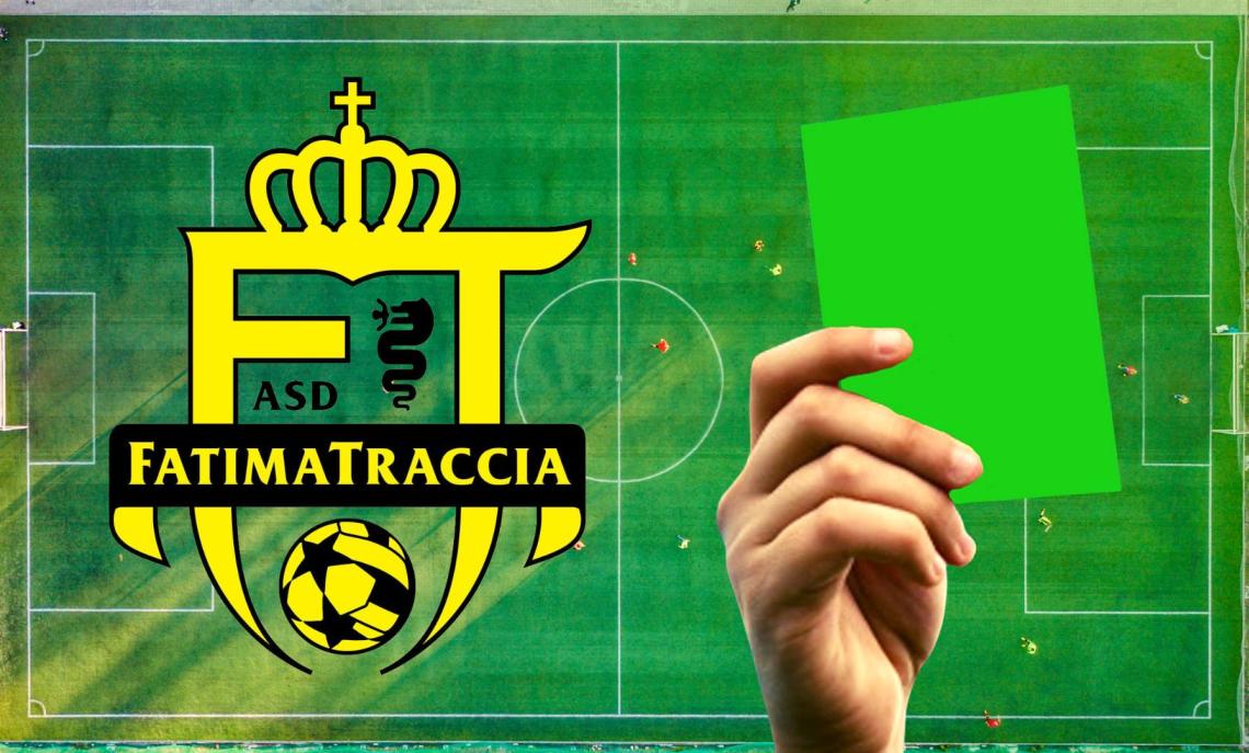 La palla entra ma l'arbitro non vede, l'allenatore di casa interviene e fa assegnare il gol (decisivo) agli avversari