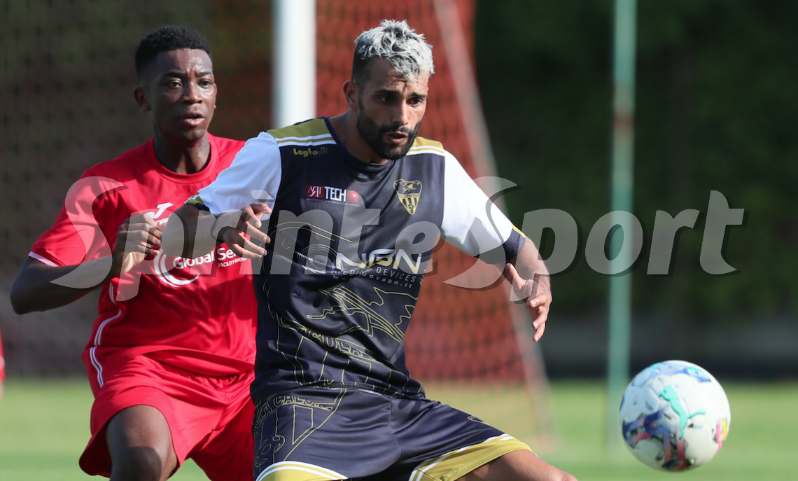 Tra Chisola e Vogherese è botta e risposta: il pareggio vale oro nella corsa alla salvezza per i rossoneri. In foto Rizq, a segno