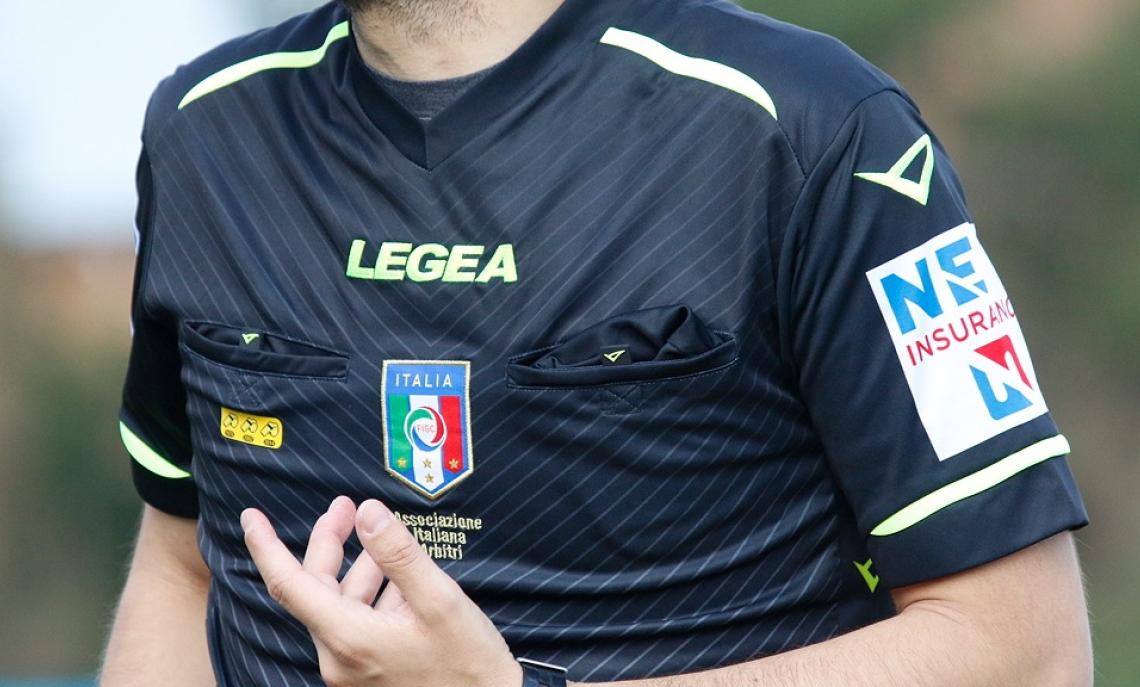 Dimenticano l'arbitro e ne mandano uno di parte: tutti a casa senza giocare