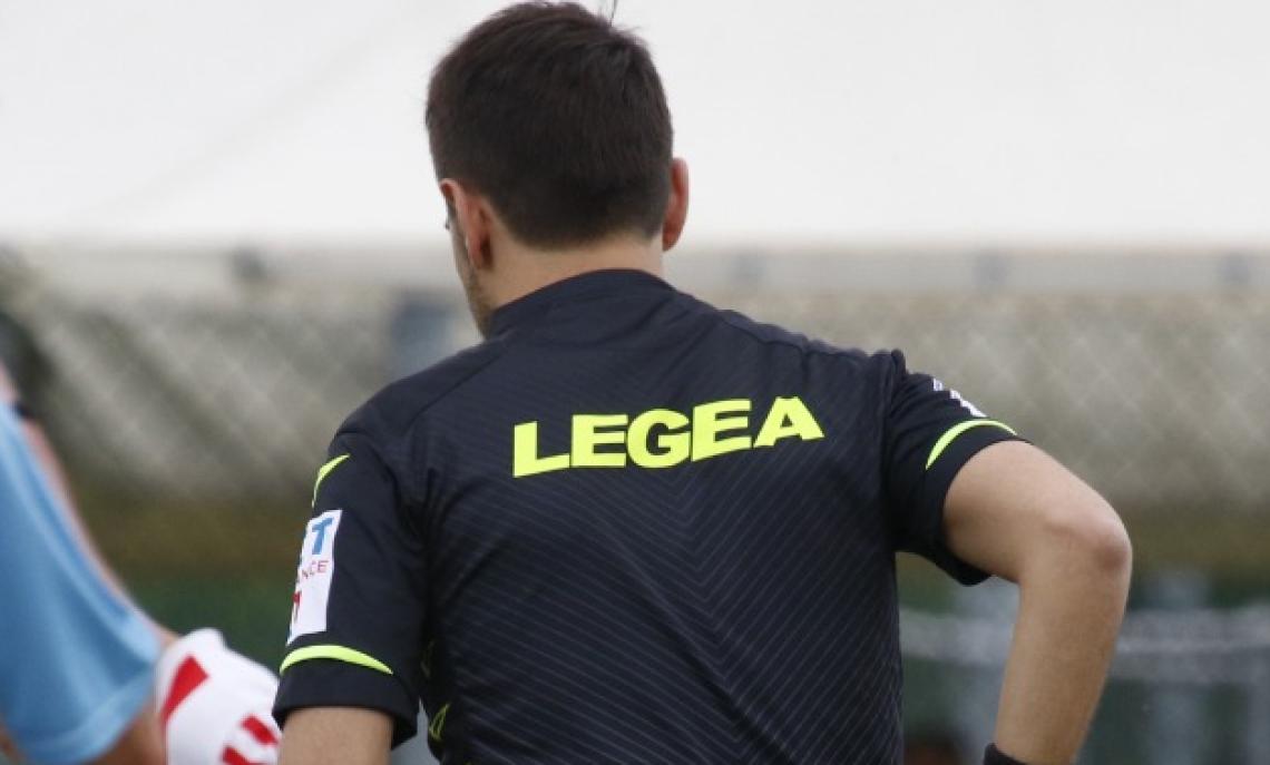 L'arbitro prende e se ne va a 3 minuti dalla fine: squadre sbigottite