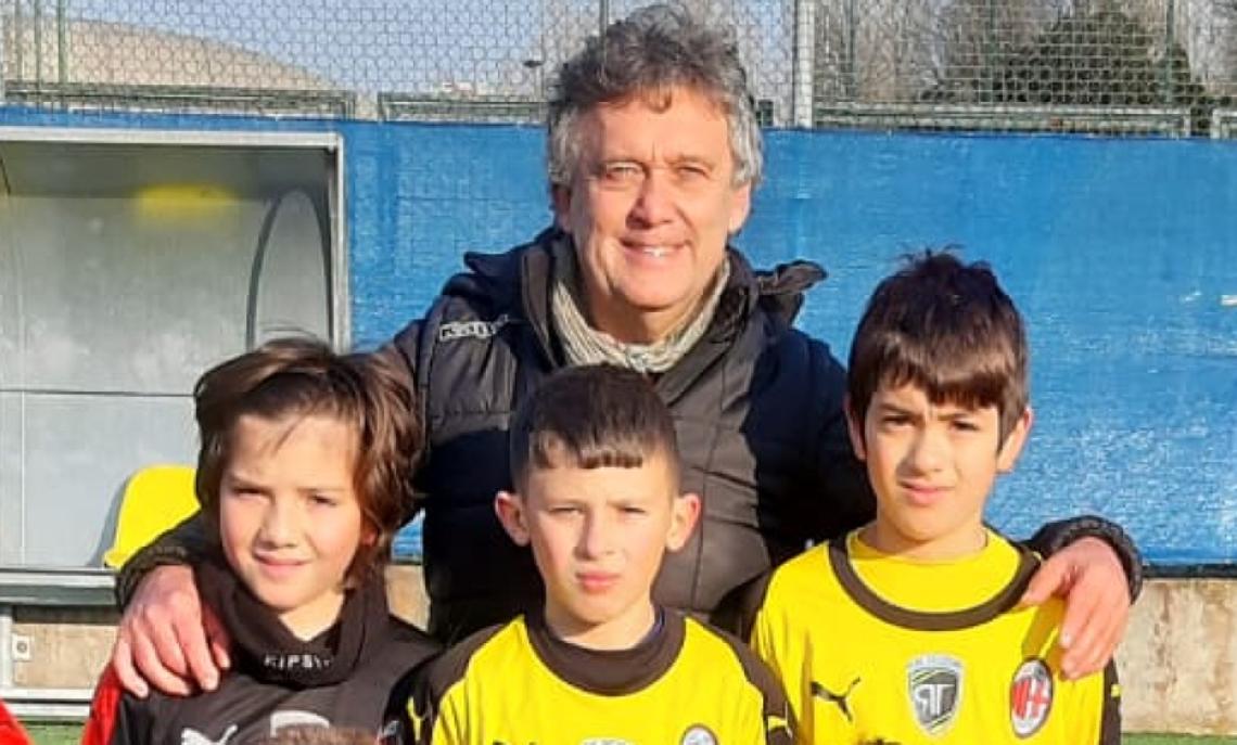 Studiò dal vivo Liedholm e altri grandi rossoneri, da oltre trent'anni allena i ragazzi del suo paese