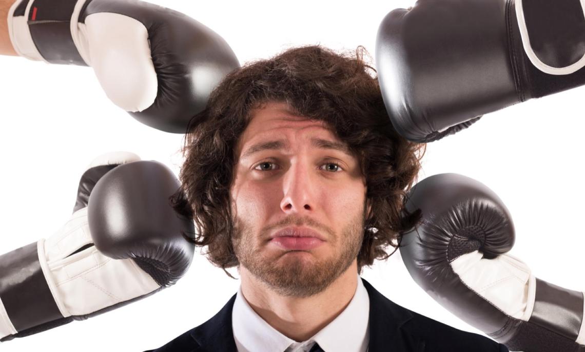 Genitore-dirigente mette le mani addosso a un giovane arbitro: maxi squalifica nel settore giovanile