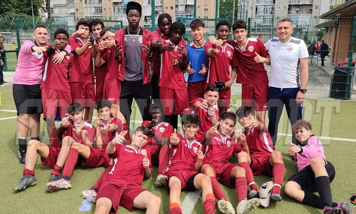 Segna il gol più bello della stagione e fa impazzire tutto il quartiere sotto gli occhi delle prof