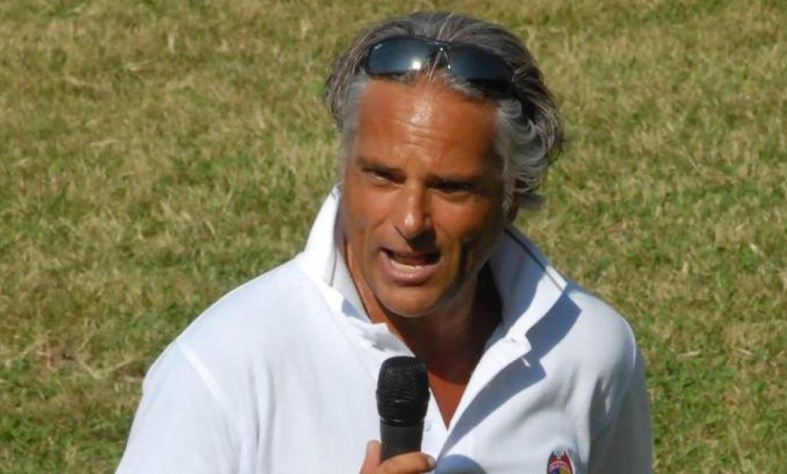 L'allenatore si sfoga sui social e viene allontanato: «È stato irrispettoso e ha detto delle falsità»