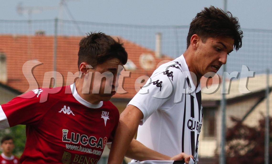 Tommasi (T) e Peinetti (L) a contrasto nel primo tempo [Foto Bonfatti]