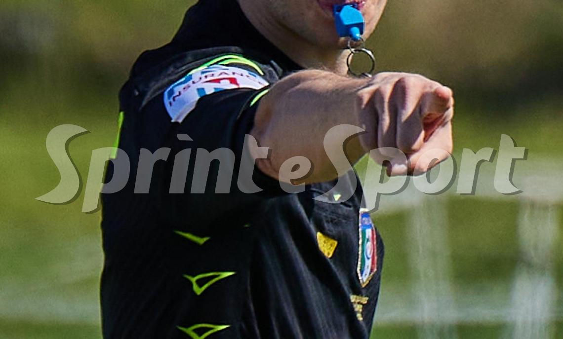 Partita rinviata e non fanno uscire l'arbitro dal campo: tre squalifiche e multa alla societ&agrave;