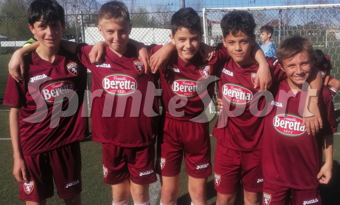 Il derby in famiglia finisce il goleada, due doppiette e un popolo intero in festa
