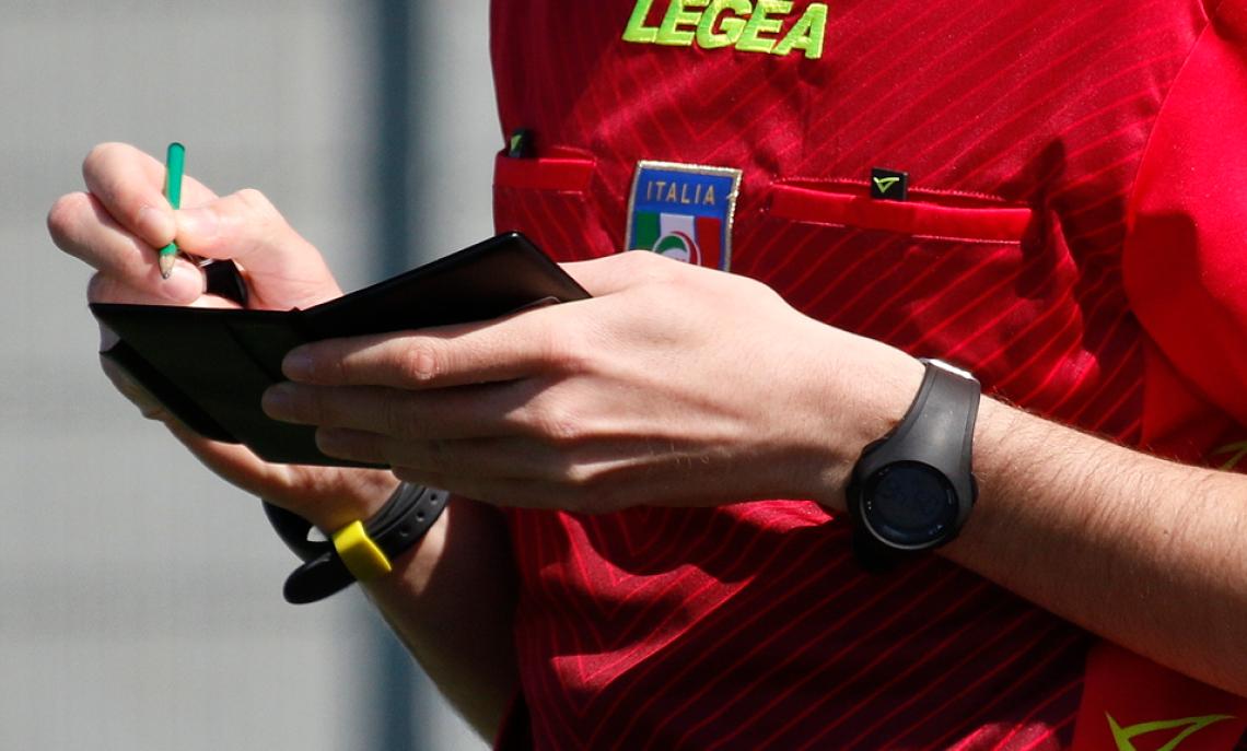 Spinta alla schiena e volano espulsioni: partita di quindicenni sospesa