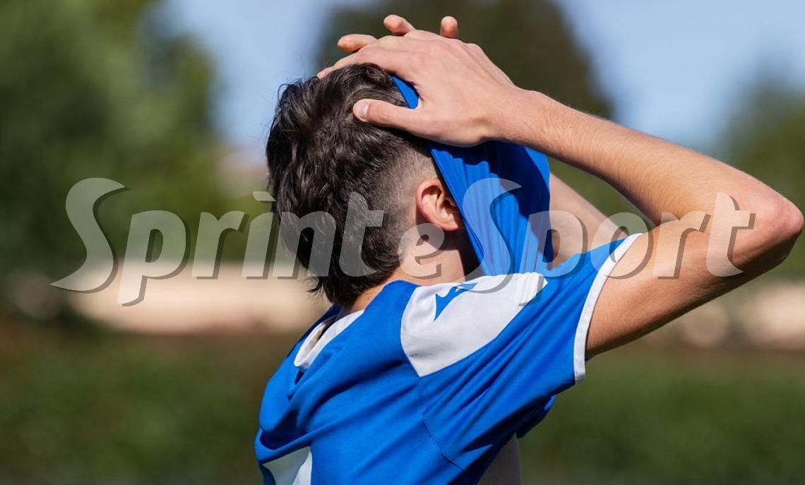 Arbitro aggredito e partita sospesa ad un minuto dalla fine, stagione finita per il vice allenatore