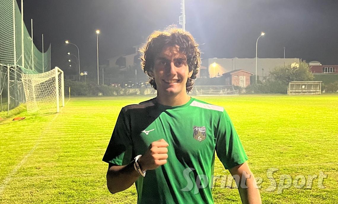 Riccardo Adamo festeggia la vittoria in campionato.