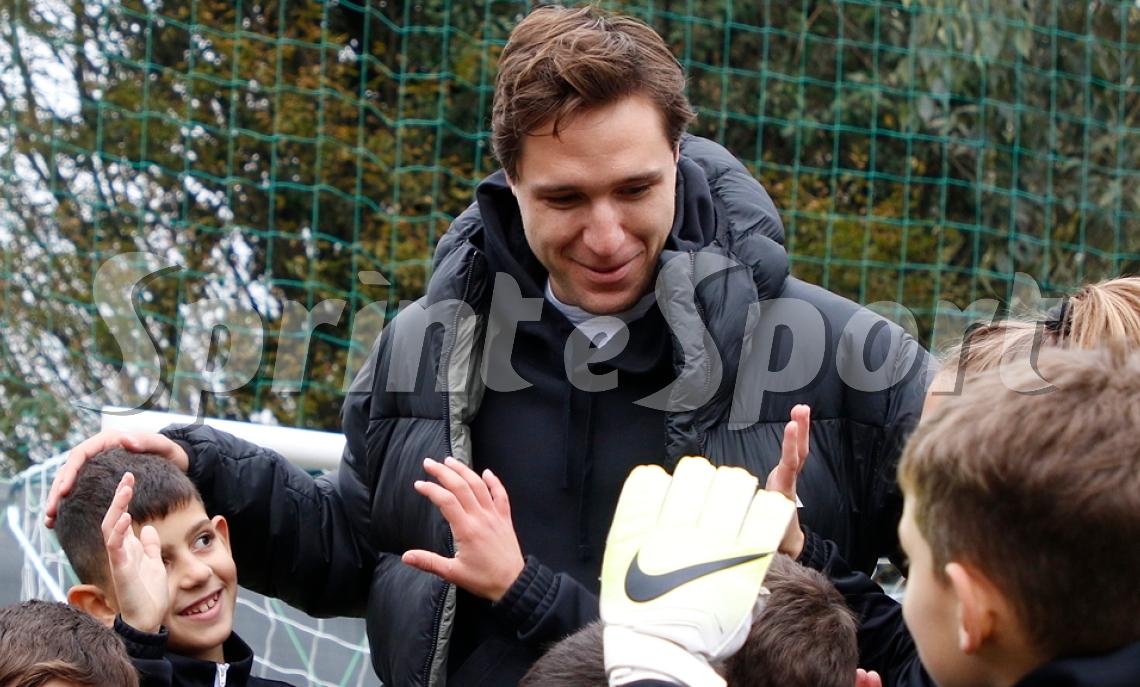 Federico Chiesa si allena coi bambini nel nome del nuovo FC 24 di EA Sports e nel ricordo di Gianluca Vialli