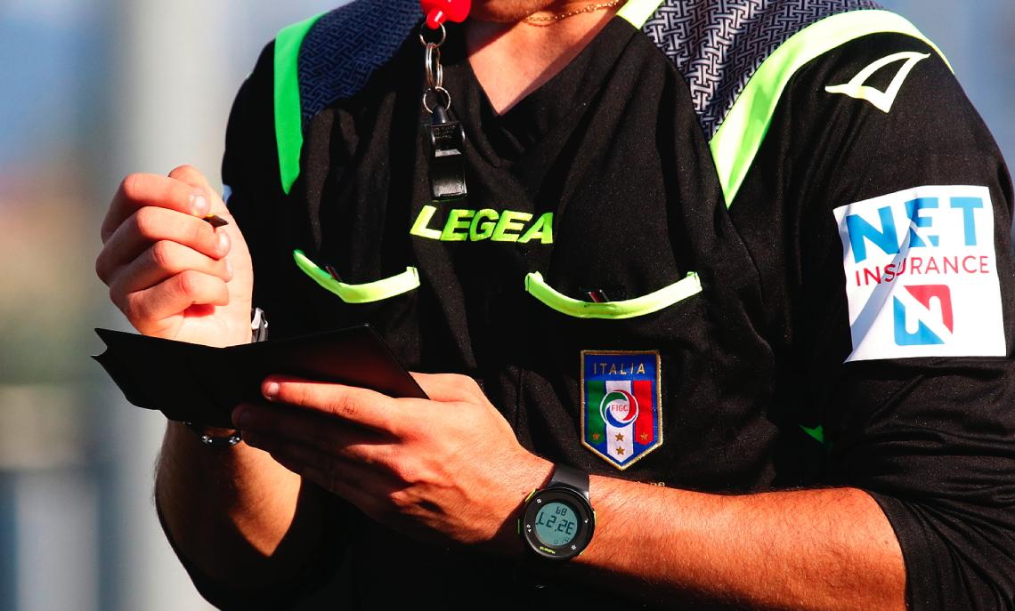 Espulso lancia la bandierina e colpisce l'arbitro: partita sospesa