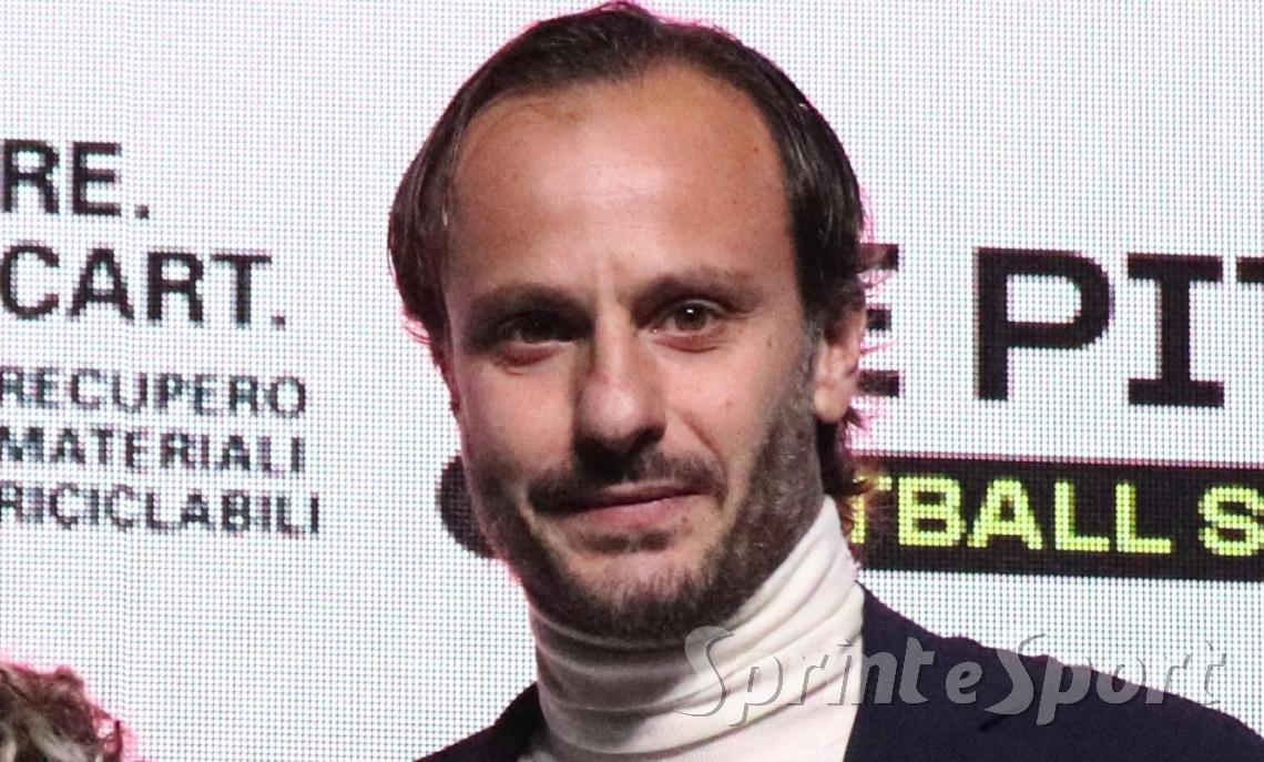 È stato idolo del popolo fiorentino, 10 anni dopo sposa la causa della neopromossa e si accasa dai rivali