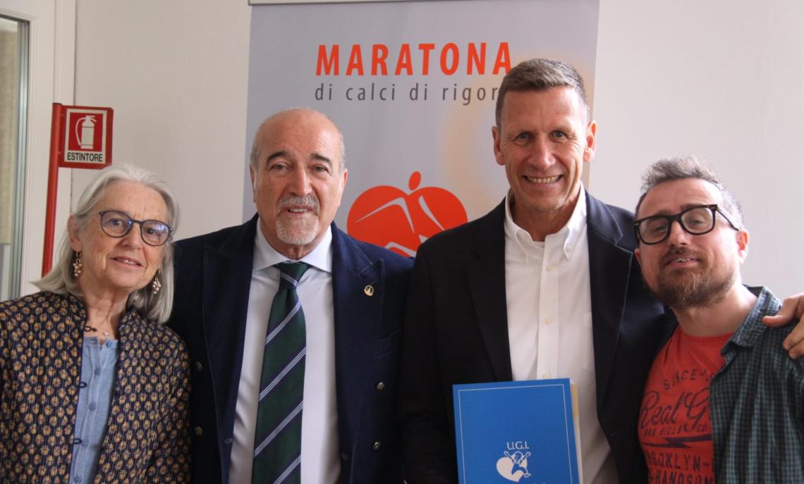 Penalthon • La solidarietà è di rigore: nella foto Lucio Stella, associazione Palio dei Qaurtieri ideatore della manifestazione con Silvano Benedetti e i referenti di Casa Ugi