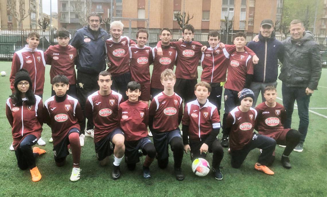 La squadra dei sorrisi più belli e un sogno nei cuori: Silvano Benedetti e Marco Morra guidano i ragazzi di '100 per 100 Ugi Torino' in una partita molto speciale!