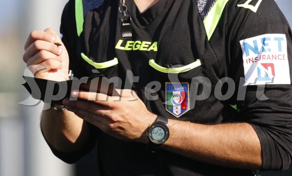 Il calciatore espulso colpisce l'arbitro con il pallone, scatta la squalifica pluriennale