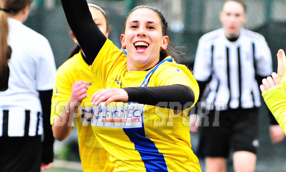 (Foto Cassarà) La festa sfrenata di Valentina Stefanelli al quarto gol messo a segno in Borgata Vittoria-Sca Asti per 5-1, Regionali Piemonte Under 15