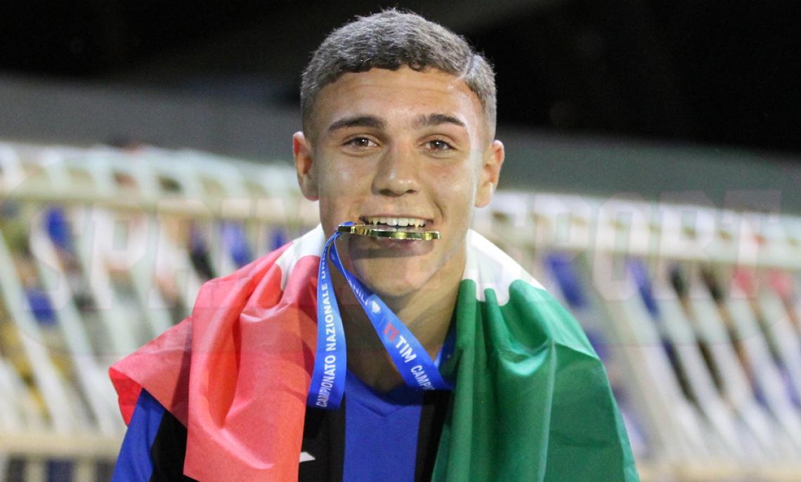 Vince lo Scudetto e dopo due giorni firma il primo contratto: l'Atalanta blinda il suo gioielloVince lo Scudetto e firma il primo contratto da professionista: l'Atalanta blinda il suo gioiello