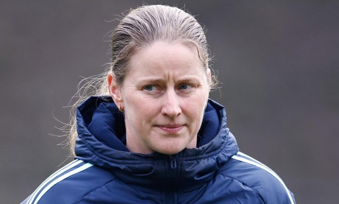 Suzanne Bakker: La Nuova Maestra del Calcio Femminile Rossonero