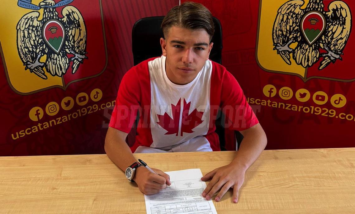 1285 km di distanza per inseguire il sogno! Dopo una stagione dove ha vinto tutto, l'attaccante &egrave; pronto per le prof!