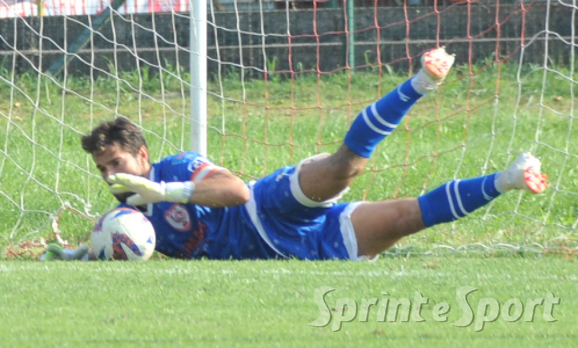 Silvio Brustolin assoluto protagonista della sfida tra Bra e Asti: il portiere dei galletti para due rigori in 38' ed evita la sconfitta all'Asti alla prima di campionato