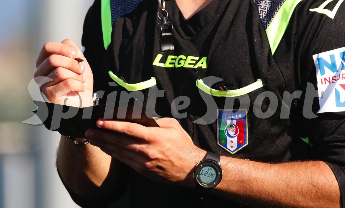Arbitro di 16 anni sospende la partita, parla il tecnico coinvolto