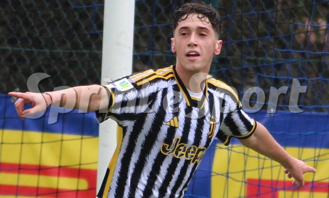 L'arbitro non concede un rigore netto, ma gli azzurri vincono lo stesso e allungano l'imbattibilità con la Juventus