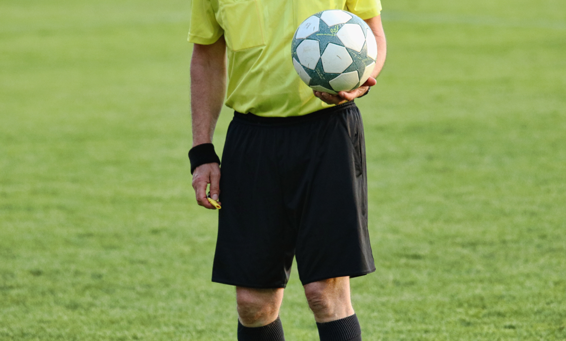 Un tifoso si sente male, l'arbitro interrompe la partita e gli salva la vita: «Era mio dovere»