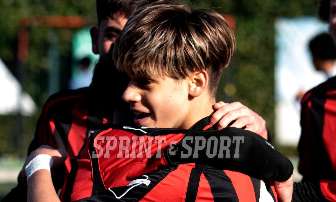 Under 15 &bull; L'esultanza di Francesco Corbosiero abbracciato dai compagni dopo il gol del vantaggio su rigore nel 2-0 tra Cbs e Sisport.