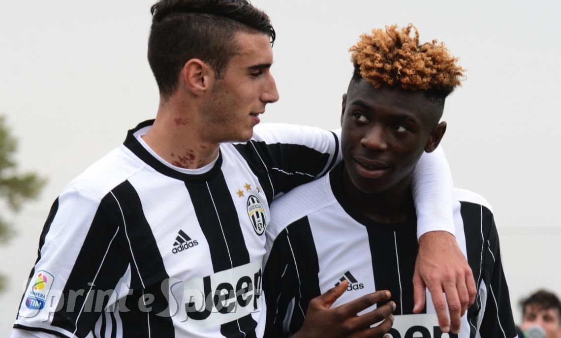 La giovane promessa si ritira dal calcio per colpa di un tumore, la Juventus lo riabbraccia e gli offre un contratto. In foto Simone Muratore con Kean ai tempi della Primavera