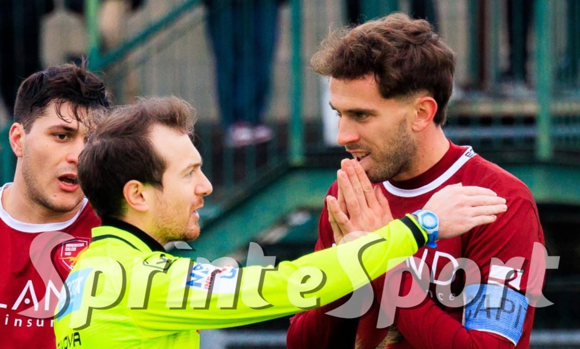 ECCELLENZA, LASCARIS BORGOSESIA, L'ARBITRO A CONFRONTO CON I GIOCATORI