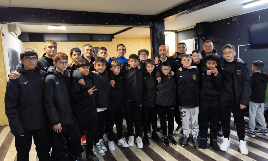 In foto il gruppo dell'Academy Torinese con calciatori, allenatore e dirigenti in una delle varie attivit&agrave; settimanali