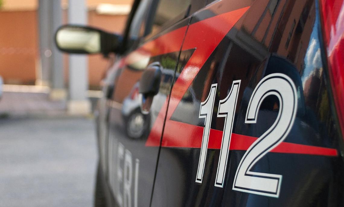 Uomo armato di coltello da caccia fa irruzione nello spogliatoio: minacciati i ragazzi durante l'allenamento