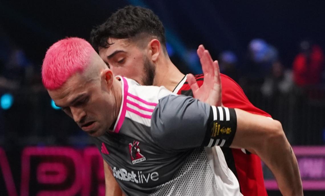 La partita delle prime volte: il portiere pi&ugrave; famoso del web para tre rigori e si consegna alla storia