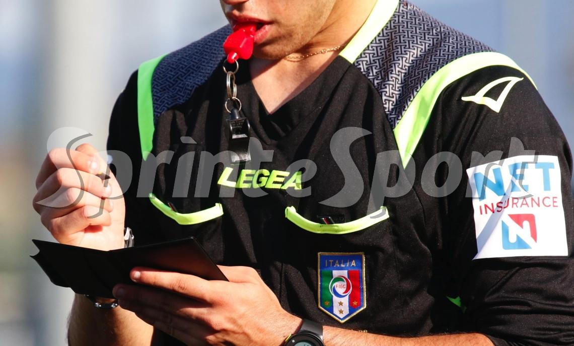 Maxi rissa, morsi e pugni volanti in tribuna: partita persa a tavolino nel campo di provincia