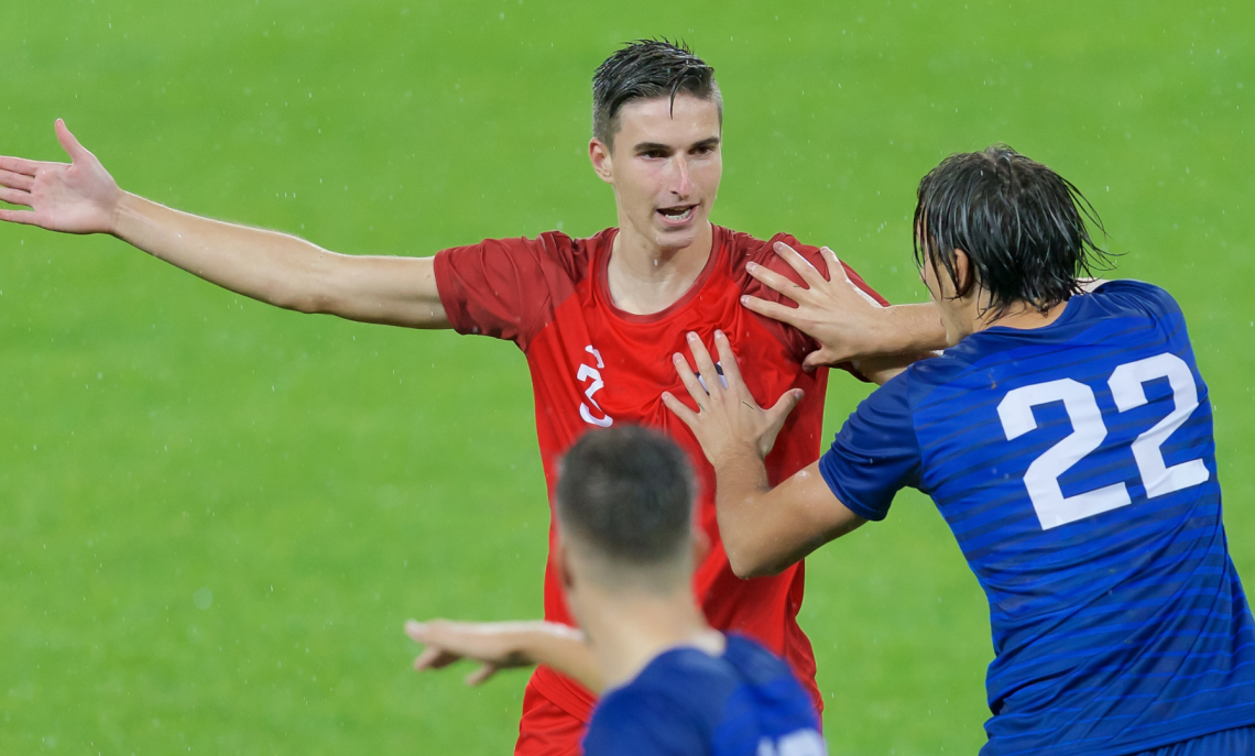 Evita l'espulsione usando la testa e la tecnica: fa impazzire l'avversario