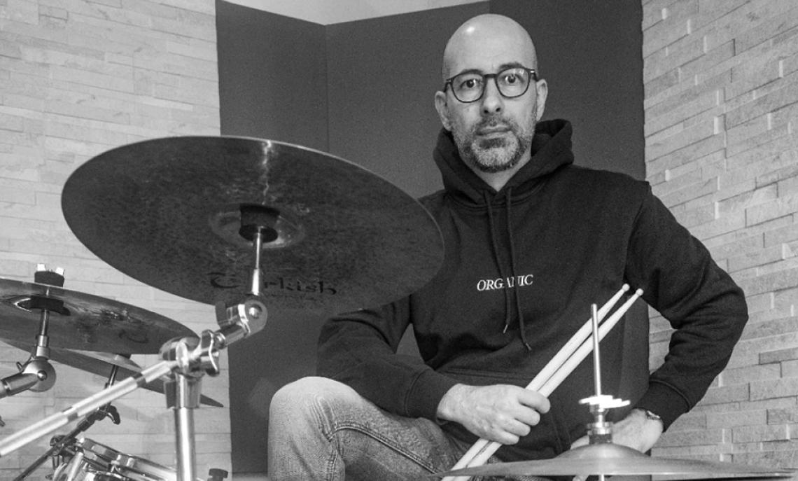 Allenatore-batterista, promuove l'uso della musica nel calcio: «Prezioso strumento di concentrazione»