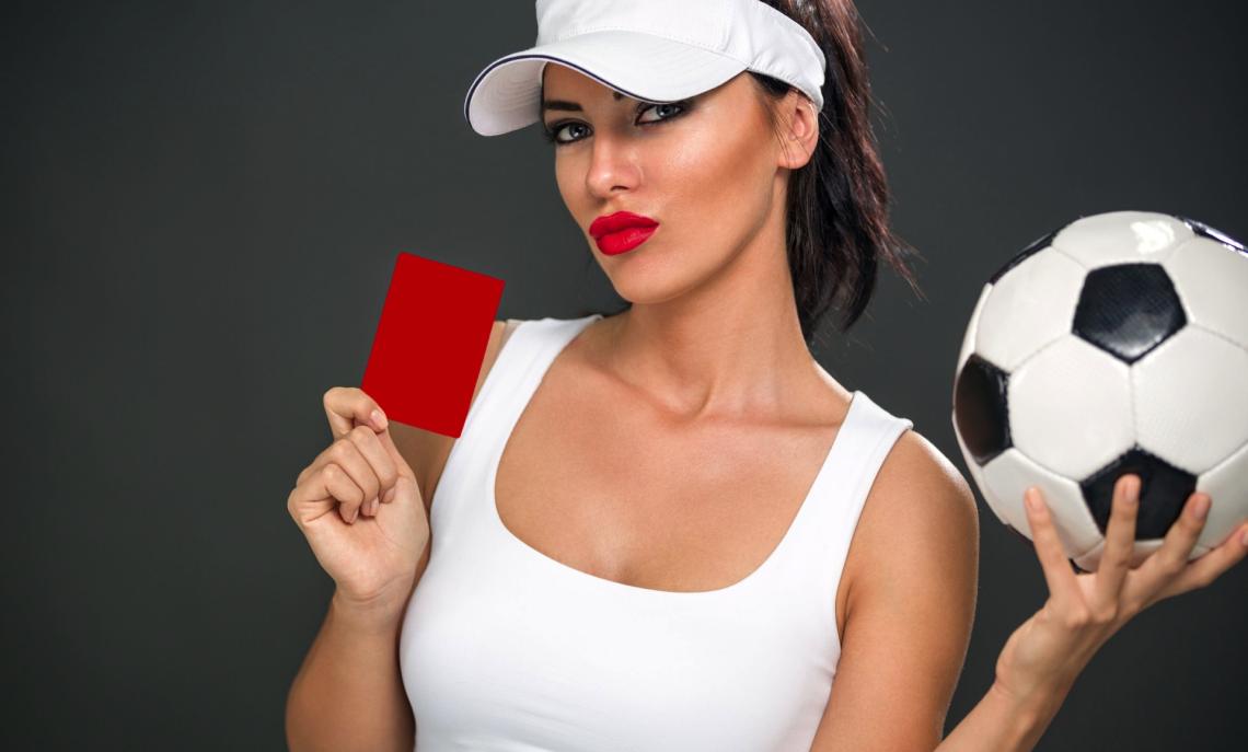 Il cognome sulla maglia ricorda Hitler: la giocatrice del Bayern Monaco e una scelta di coraggio e identità 